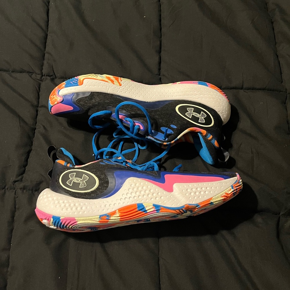 Under armour basketball shoes. Never worn them before. Brand new. Size 11.